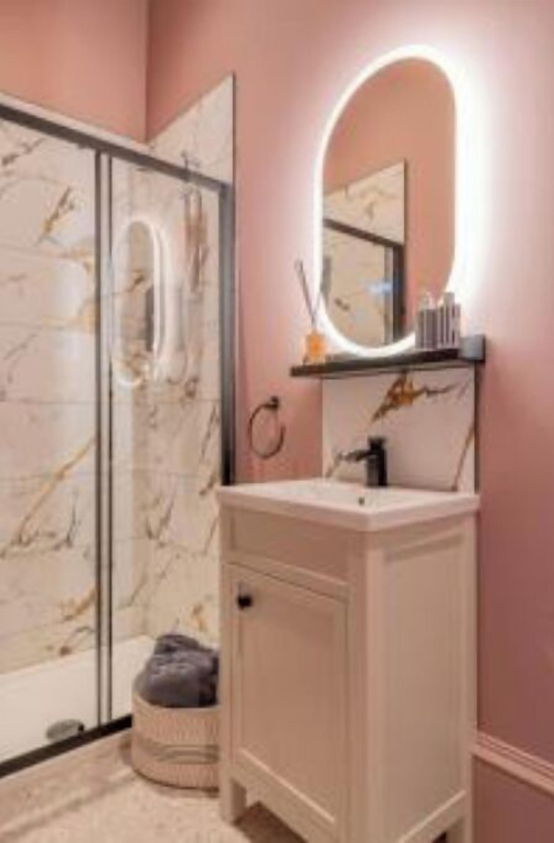 Ducha, secador de pelo, toallas y jabón