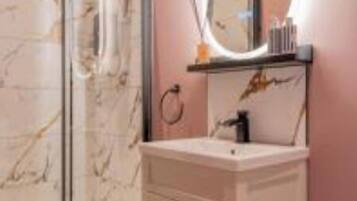 Ducha, secador de pelo, toallas y jabón