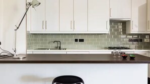 Kaffetrakter/tekoker, kjøleskap, mikrobølgeovn og ovn