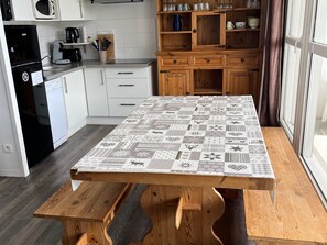 Kylskåp, mikrovågsugn, spishäll och diskmaskin