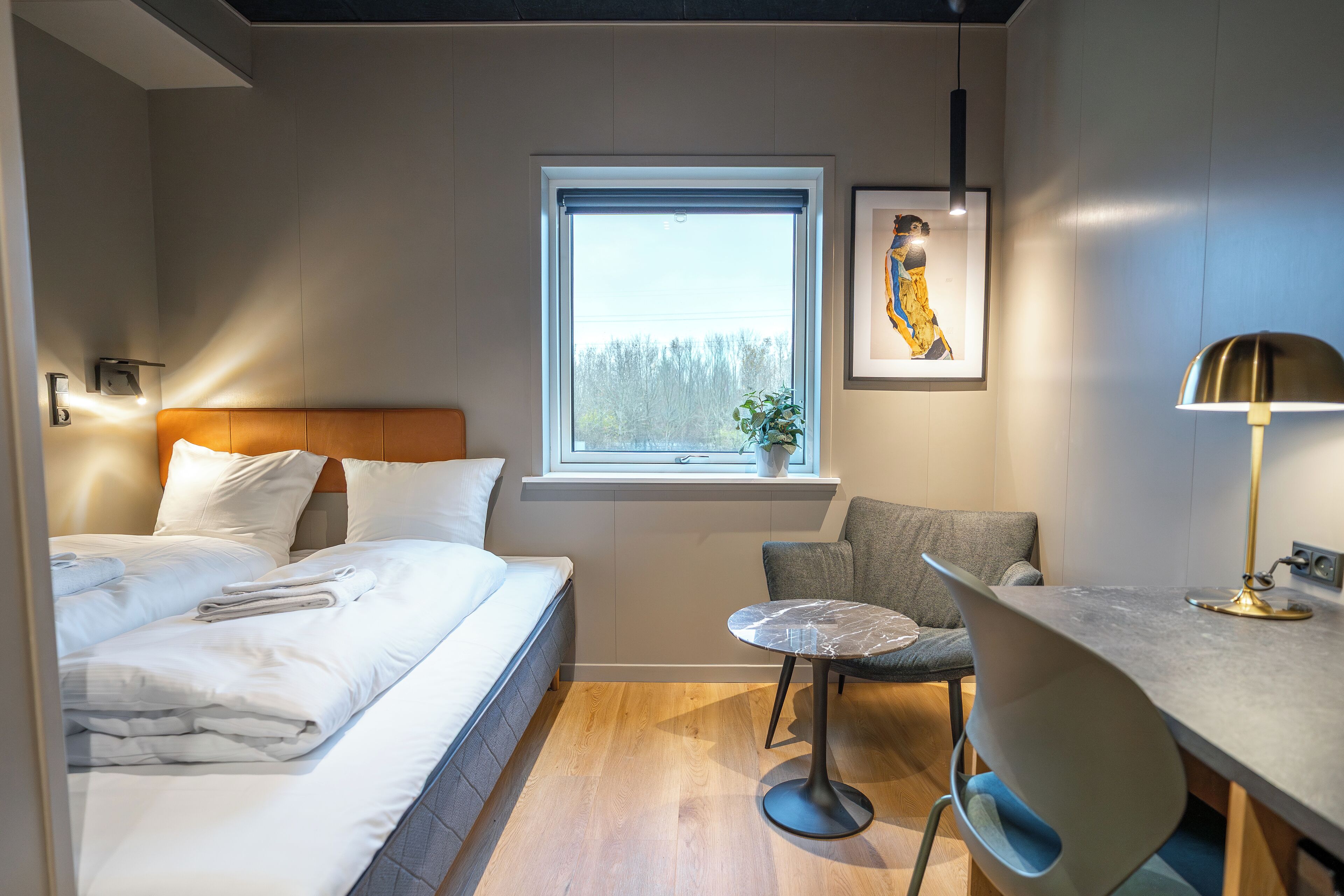 デラックス ダブルルーム クイーンベッド 1 台 | ノートパソコン用作業スペース、WiFi (無料)、ベッドシーツ