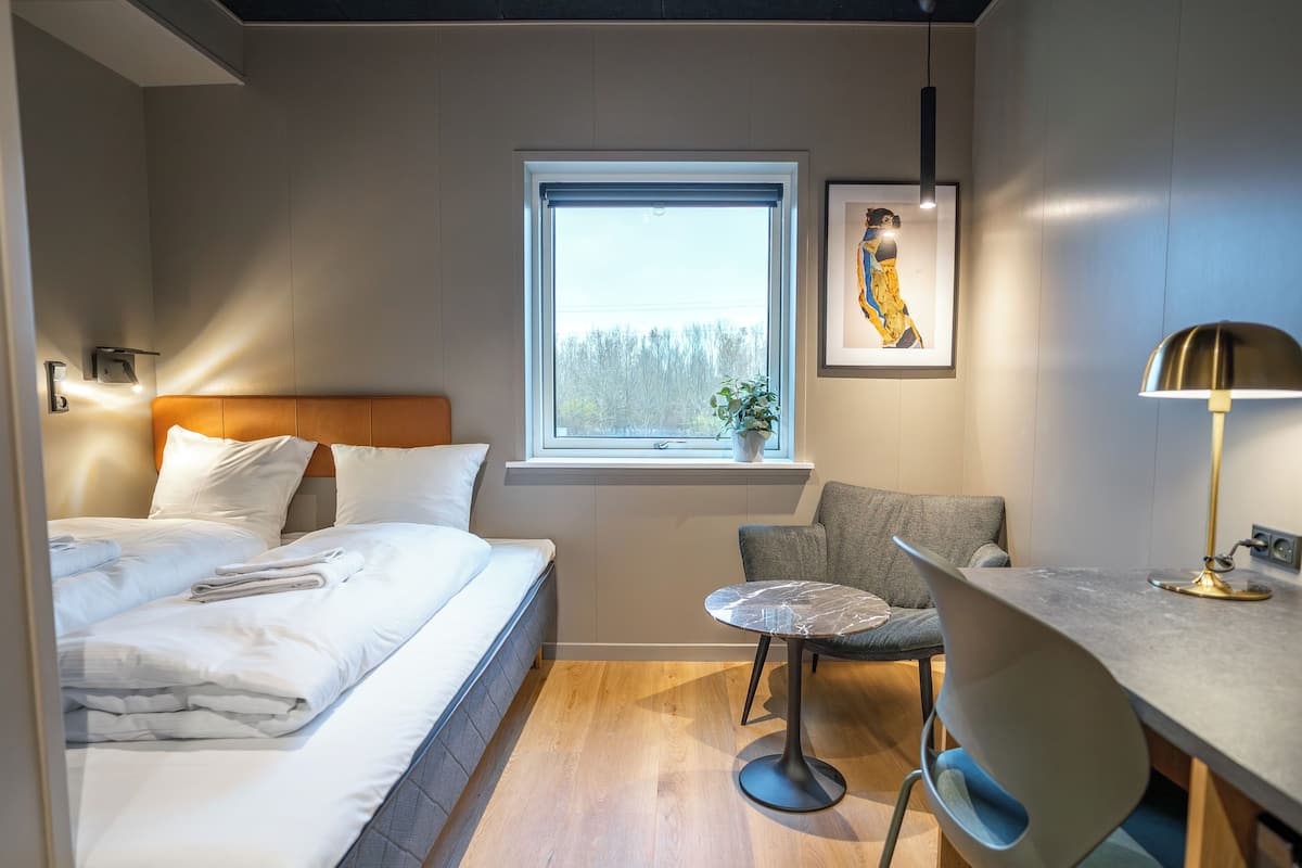 Deluxe dubbelrum - 1 queensize-säng | Arbetsyta för laptop, ljudisolering, gratis wi-fi och sängkläder