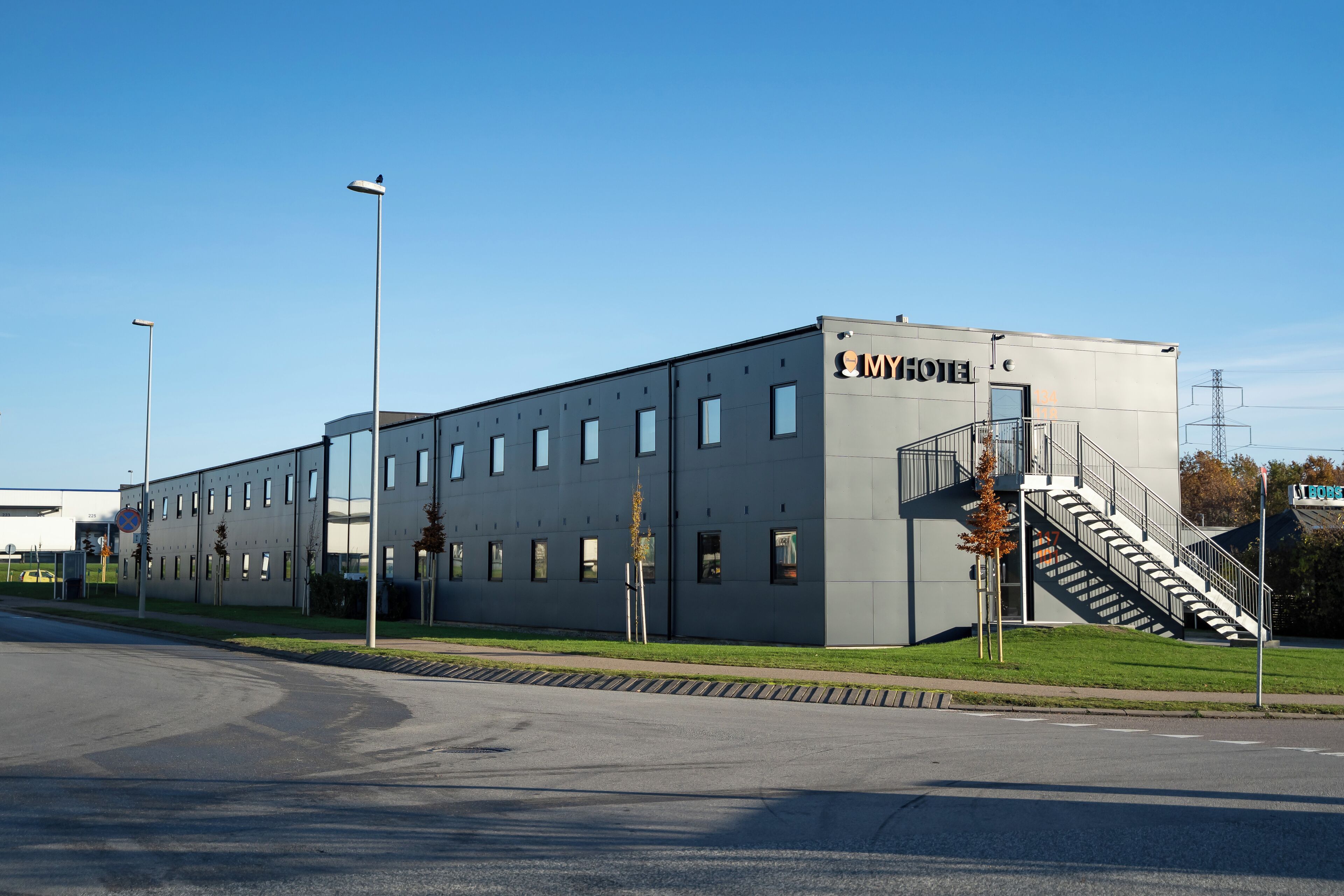 Vista frontal de la propiedad