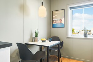Espacio para trabajar con laptop, wifi gratis y ropa de cama 