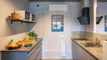 Køleskab på fællesareal, mikrobølgeovn på fællesareal, rengøringsmidler