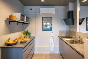 Refrigerador em uma área comum, micro-ondas em uma área comum