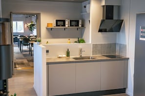 Refrigerador, microondas, artículos de limpieza y toallas de papel