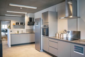 Refrigerador em uma área comum, micro-ondas em uma área comum