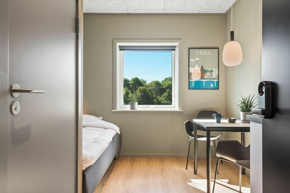 Espacio para trabajar con laptop, wifi gratis y ropa de cama 