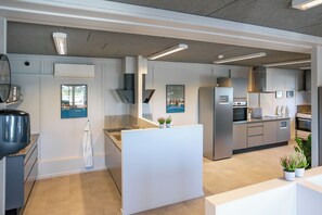 Refrigerador, microondas, artículos de limpieza, servilletas de papel