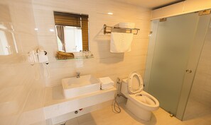 Shower, hair dryer, towels, soap - Lien's 2 Hotel Da Lat (Da Lat)