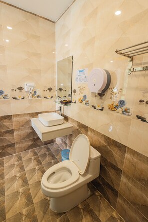 Deluxe tweepersoonskamer, voor 1 persoon, uitzicht op stad | Badkamer | Een douche, een haardroger, handdoeken, zeep