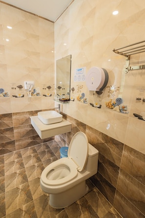 Deluxe tweepersoonskamer, voor 1 persoon, uitzicht op stad | Badkamer | Een douche, een haardroger, handdoeken, zeep