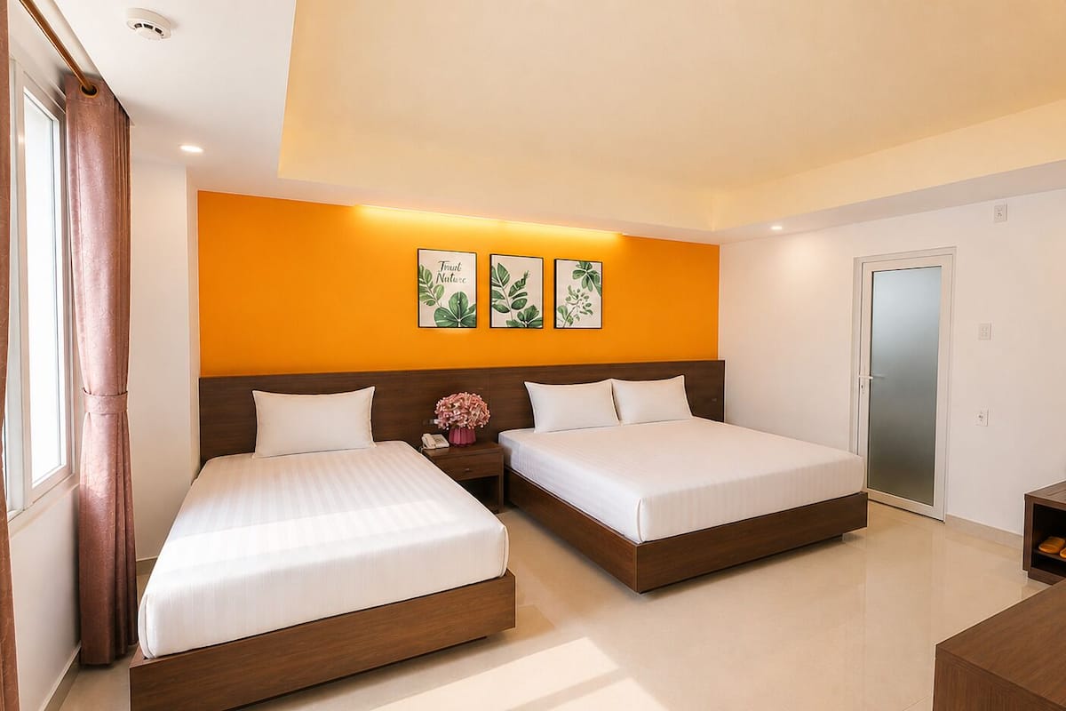 Habitación triple estándar | Minibar, escritorio, espacio para trabajar con laptop y insonorización