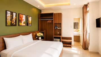 Deluxe Double Room | Minibar, individually decorated, individually furnished, desk