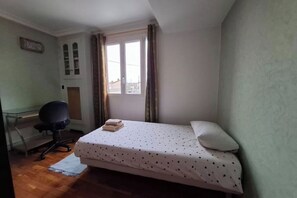 3 bedrooms, iron/ironing board, WiFi, bed sheets
