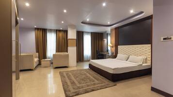 Premium Suite | Desk, laptop workspace, free WiFi