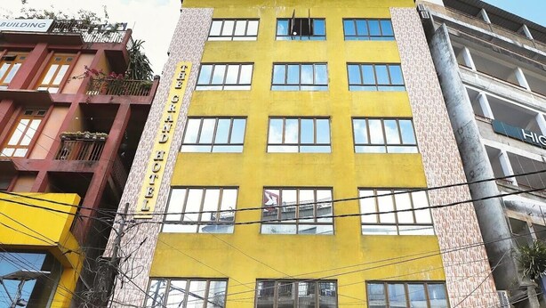 Un edificio de varios pisos con el cartel 'The Grand Hotel'.