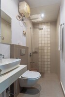 Ducha, artículos de tocador gratuitos, secador de pelo, toallas