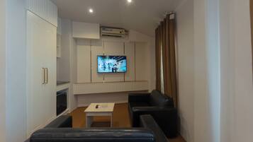 Executive Suite, City View | Living area