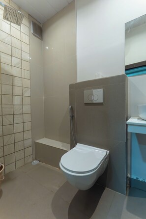 Deluxe-Doppelzimmer | Badezimmer | Dusche, kostenlose Toilettenartikel, Haartrockner, Handtücher