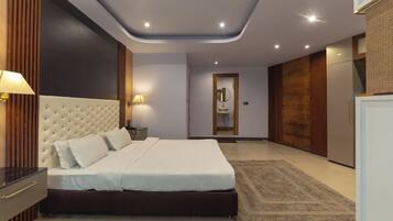 Premium Suite | Desk, laptop workspace, free WiFi