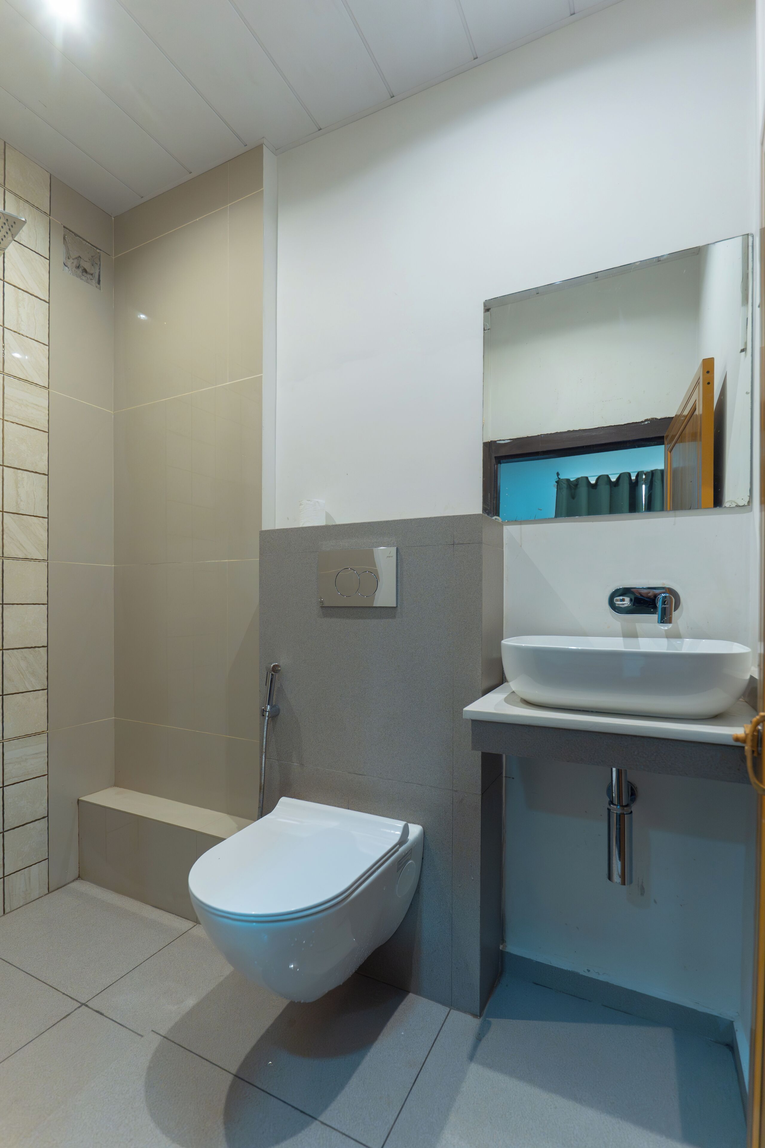 Une salle de bain avec des toilettes, un lavabo et une douche.