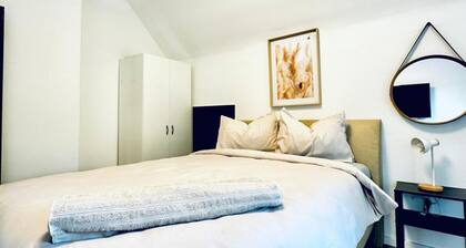 Room for 2 in a Comfy Villa w/ Garden near Danube