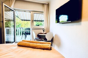 Tabla de planchar con plancha y ropa de cama 