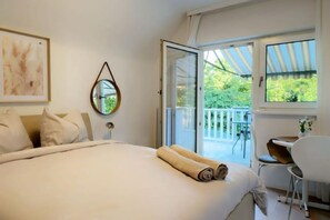 Iron/ironing board, bed sheets