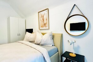 Iron/ironing board, bed sheets