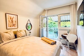 Iron/ironing board, bed sheets