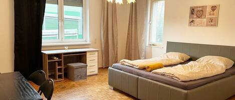 Tabla de planchar con plancha y ropa de cama