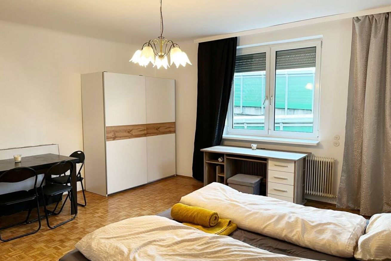 Iron/ironing board, bed sheets