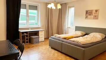 Iron/ironing board, bed sheets