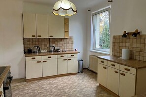 Een koelkast, een microgolfoven, een oven, een kookplaat