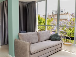 Apartamento, vista para a cidade | Área de estar