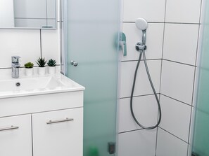 Appartement | Salle de bain | Douche, séchoir  à cheveux, serviettes fournies, savon