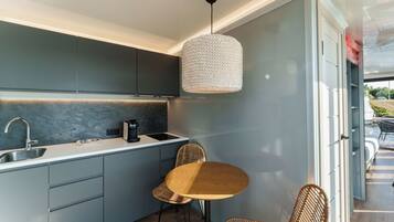 Panorama-suite - søudsigt | Privat køkken | Køleskab, mikrobølgeovn, kogeplade, køkkentøj/tallerkener/redskaber