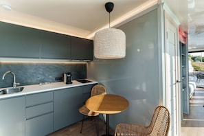 Panoraamasviitti, järvinäköala | Yksityinen keittiö | Jääkaappi, mikroaaltouuni, liesi, keittoastiat/astiat/ruokailuvälineet