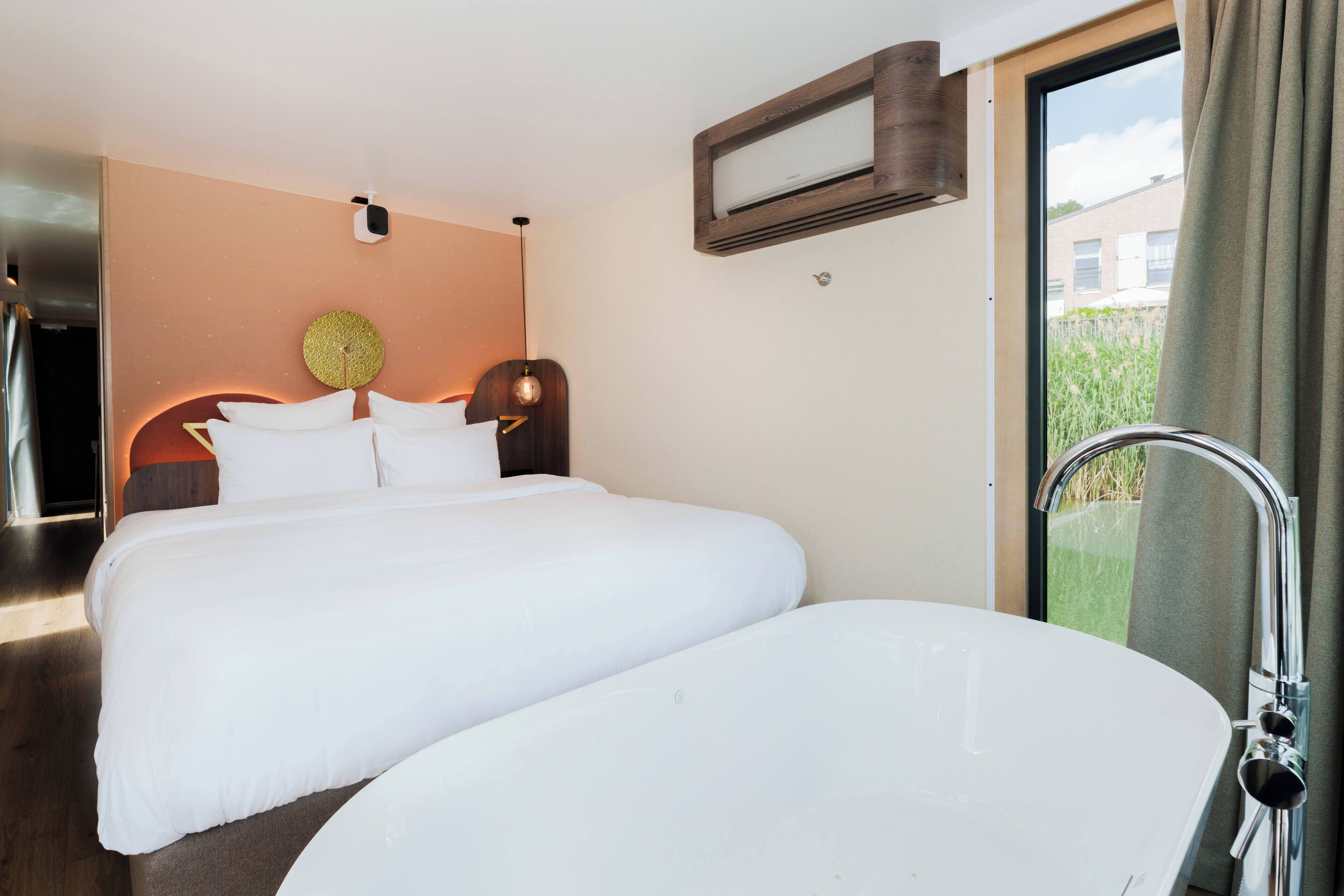 Bureau, espace de travail pour ordinateur portable, Wi-Fi gratuit