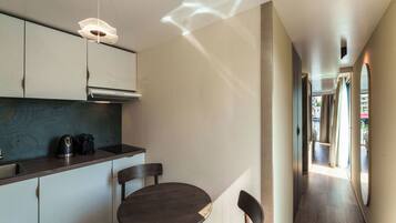 Svit Superior - 1 kingsize-sÀng - bastu - sjöutsikt | Eget kök | KylskÄp, mikrovÄgsugn, spishÀll och grytor/köksredskap