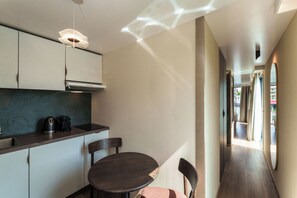 Superior-Suite, 1 King-Bett, Sauna, Seeblick | Eigene Küche | Kühlschrank, Mikrowelle, Herdplatte, Kochgeschirr/Geschirr/Besteck