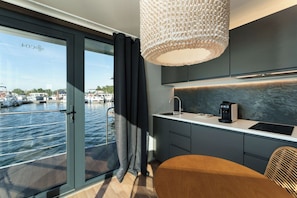 Panoramic-Suite, Seeblick | Eigene Küche | Kühlschrank, Mikrowelle, Herdplatte, Kochgeschirr/Geschirr/Besteck