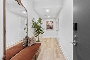 Interior - Bleau Vine Suite •Minutes away from Mercedes Benz (Atlanta)