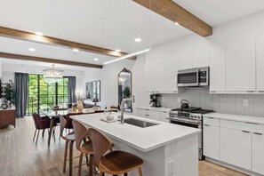 Fridge, microwave, oven, stovetop - Bleau Vine Suite •Minutes away from Mercedes Benz (Atlanta)