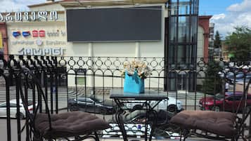 Comfort tweepersoonskamer, balkon, uitzicht op de stad | Terras