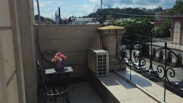 Comfort driepersoonskamer, balkon, uitzicht op de stad | Terras