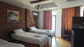 Comfort driepersoonskamer, balkon, uitzicht op de stad | Gratis wifi