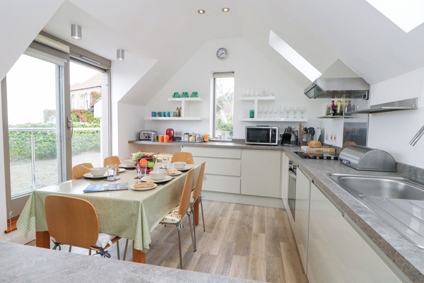 Cottage | Private kitchen | Dishwasher, cookware/dishes/utensils